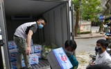 Những hình ảnh ấm lòng ở phố cách ly Trúc Bạch